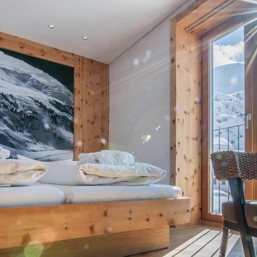 Holzmöbel und natürliche Materialien in den Zimmern des Hotel Mondschein
