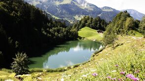 Der 1.200 Meter hoch gelegene Seewaldsee in Vorarlberg