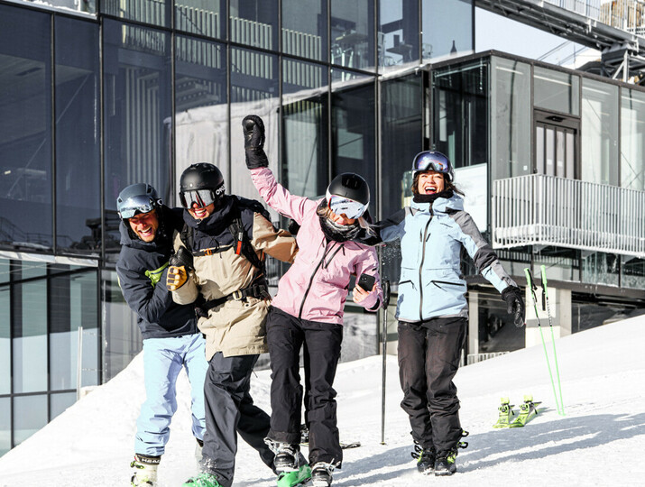  Freundesgruppe beim Skispass