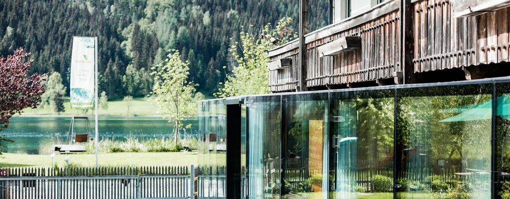 Schöner Blick auf den Weissensee: Das Biohotel Gralhof