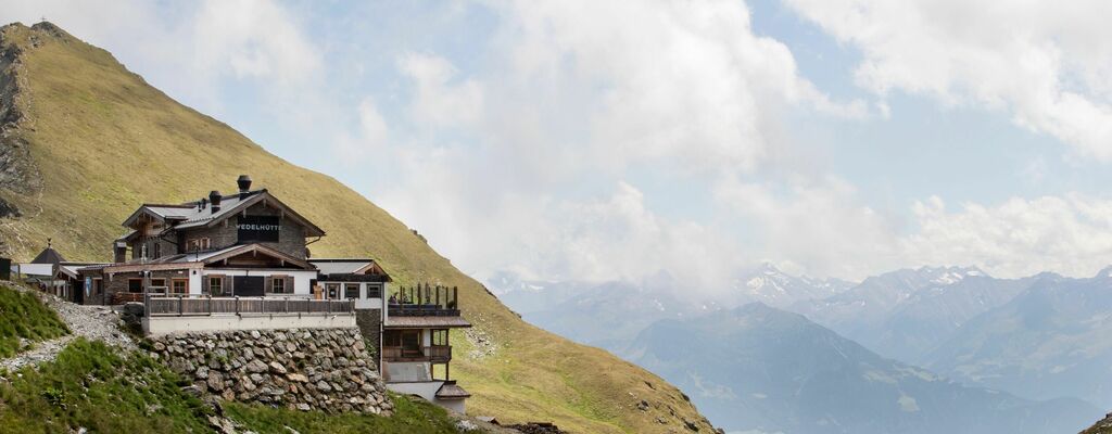 Auf erfrischenden 2.350 Meter Seehöhe: die Wedelhütte im Tiroler Zillertal