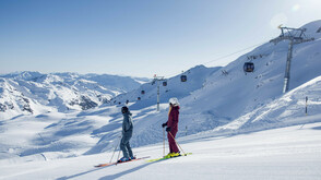 Early Morning Skiing Zillertal Arena © Zillertal Tourismus, Tom Klocker