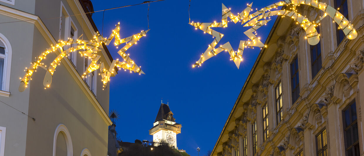 Graz im Advent, im Hintergrund der Uhrturm