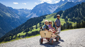 Familienwandern am Natursprünge-Weg im Brandnertal in Vorarlberg