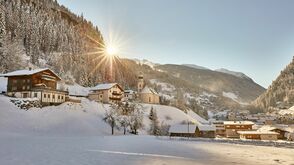 Am Eingang zum Paznauntal in Tirol liegt der kleine Ort See mit seinem familienfreundlichen Skigebiet.