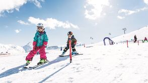 Učení lyžování v Golmilandu