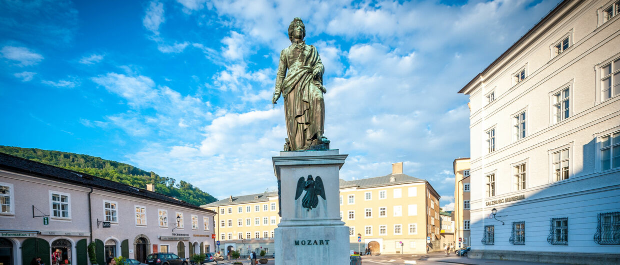 Mozartův pomník na náměstí Mozartplatz v centru salcburského Starého Města